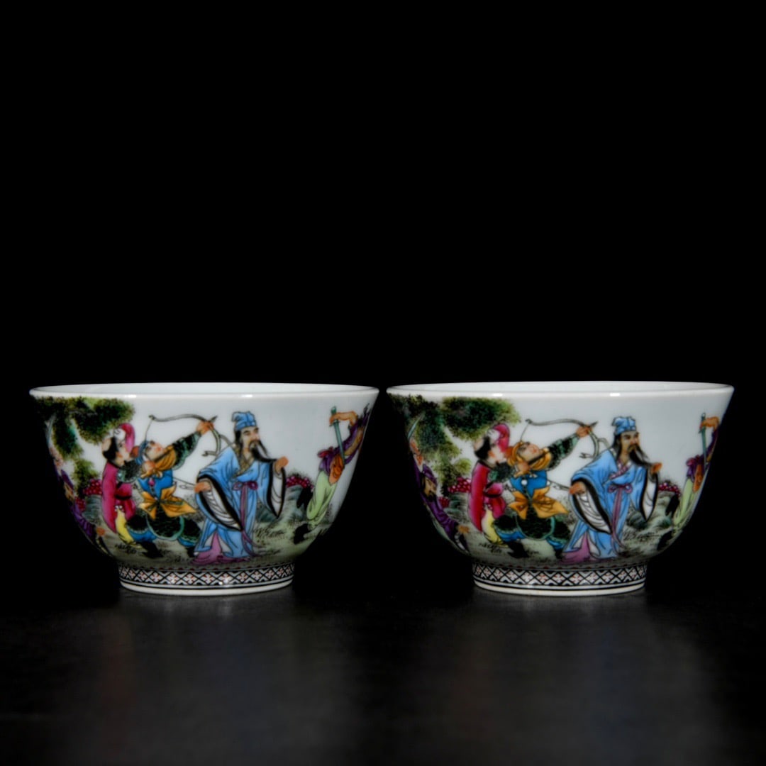 A pair of Qing Dynasty Yongzheng period enamel-painted cups depicting the Yongzheng Emperor's (1 of 9)