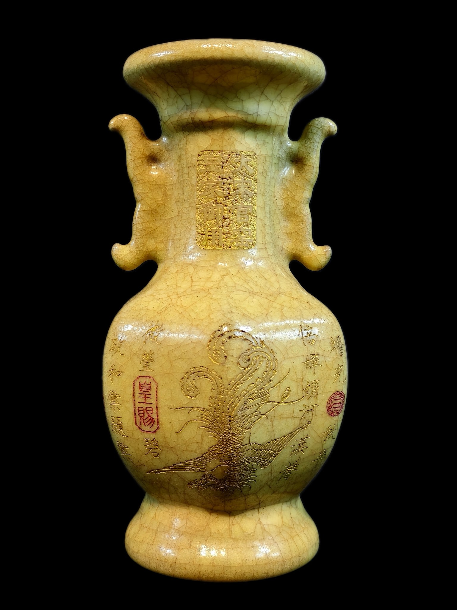 Ru ware bottle: Standing 23 cm tall and 11 cm in diameter, the main body is covered in a classic yellow glaze with a warm and lustrous texture. The surface is covered with fine and natural crackle patterns (commonly