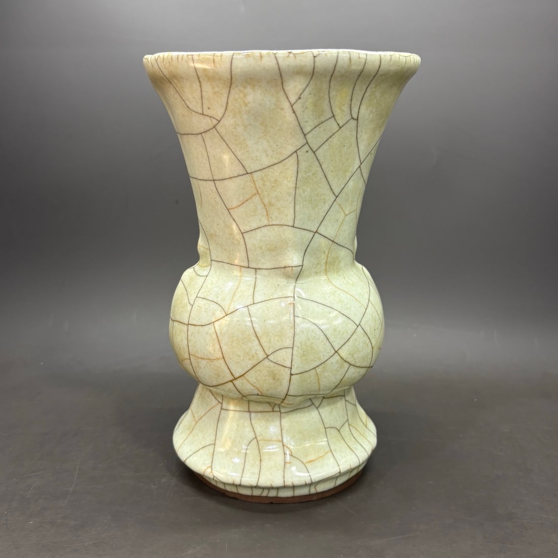 Song Dynasty official kiln flower vase (1 of 9)