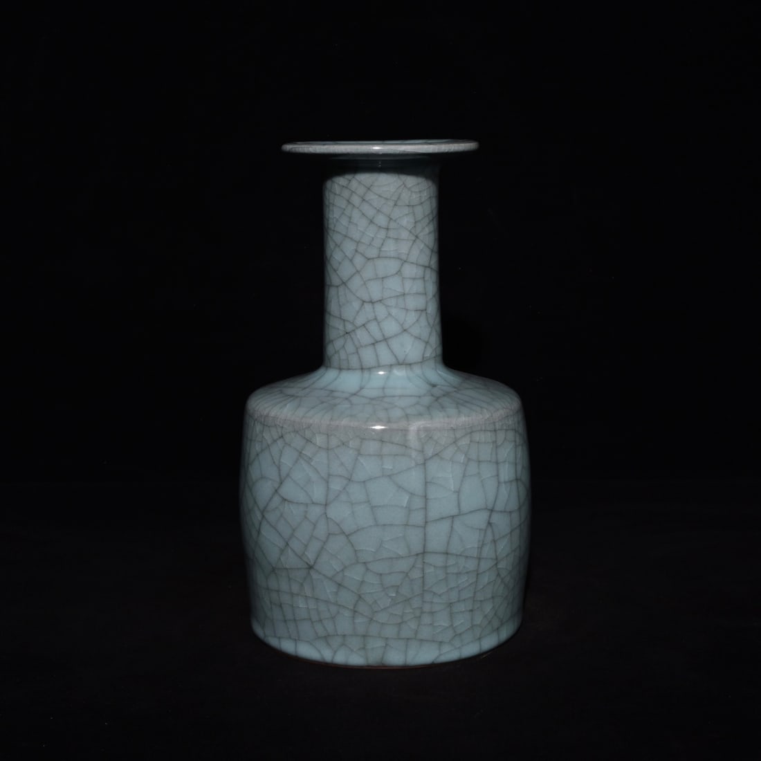 A flat-mouthed vase from the Song Dynasty official kiln, decorated with an inscription by Emperor (1 of 9)