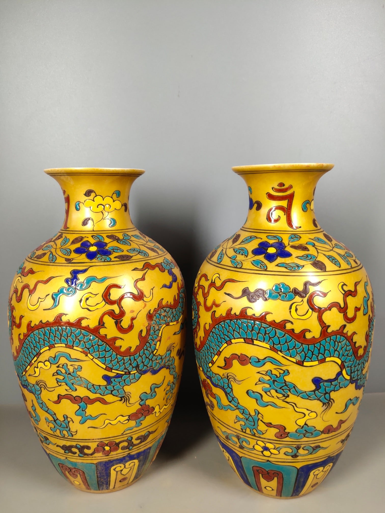 A pair of Ming Dynasty Chenghua period thin-walled gold-ground plain tricolor dragon and phoenix (1 of 8)