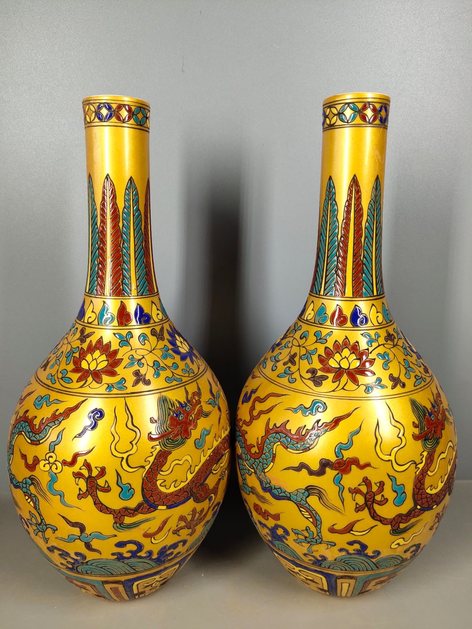 A pair of Ming Dynasty Chenghua period thin-walled gold-ground plain sancai double dragon pattern (1 of 8)