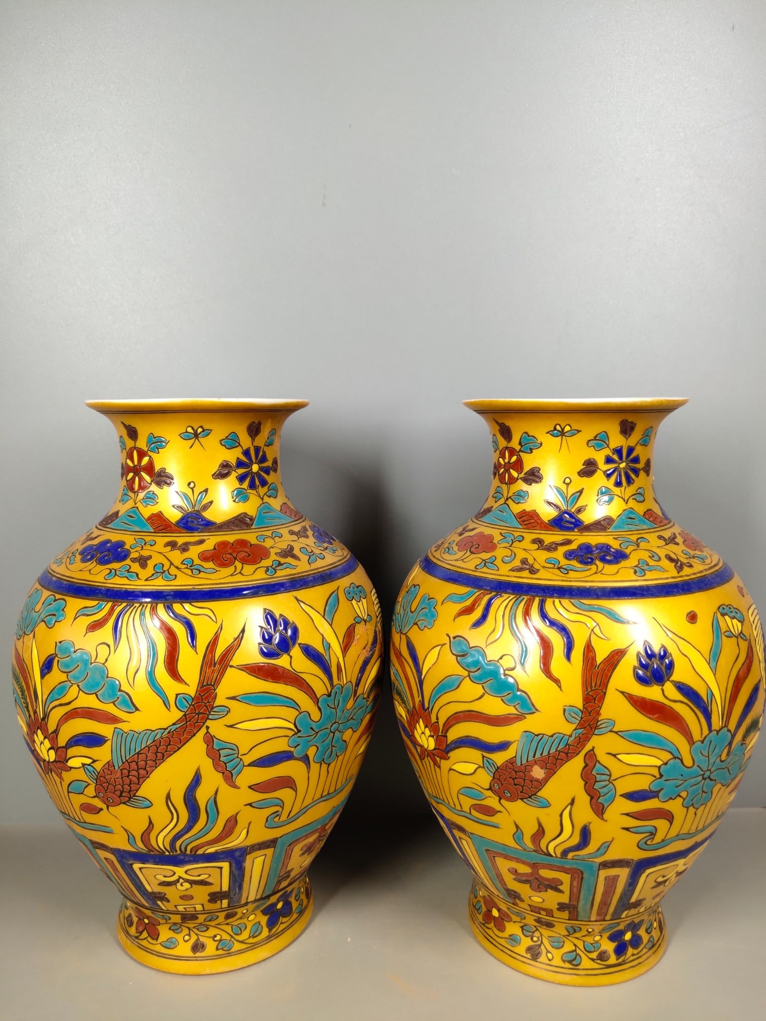 A pair of Ming Dynasty Chenghua period thin-walled gold-ground plain sancai (three-color) (1 of 8)