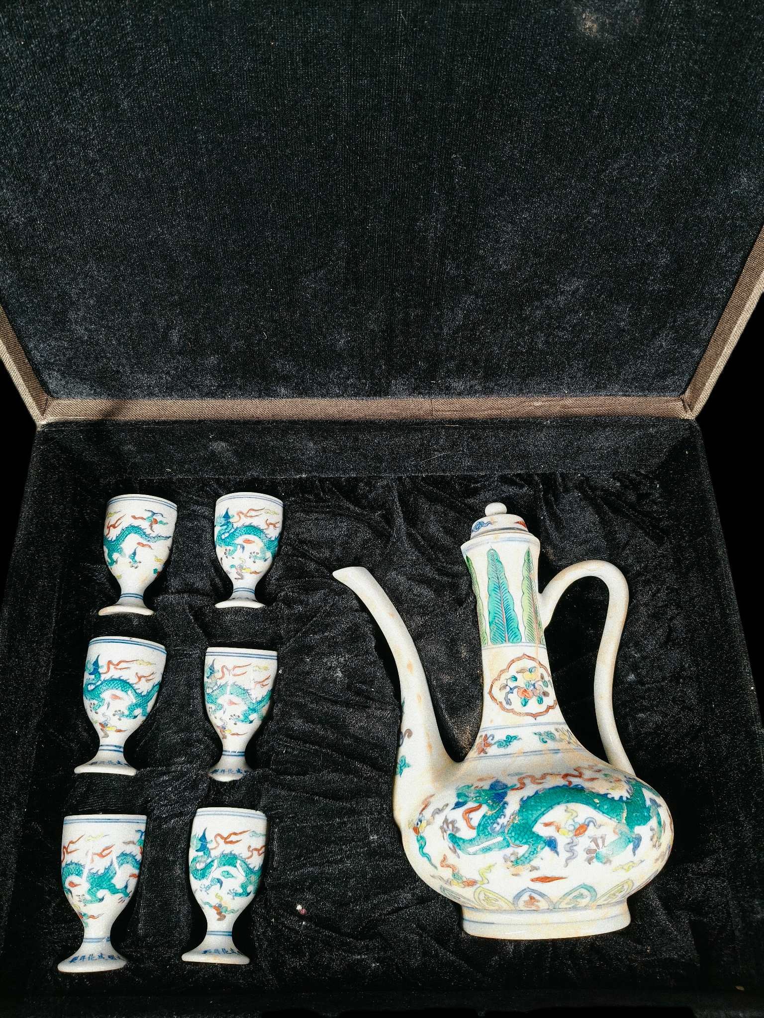 A set of Ming Dynasty Chenghua period thin-walled doucai wine vessels with double dragon design.: Pot: 22.5 x 18 cm; Wine glass: 6.5 x 4.2 cm Provenance:A notable private collector in Kensington, London, United Kingdom. Our cooperative logistics services provider expertly handles both domestic and