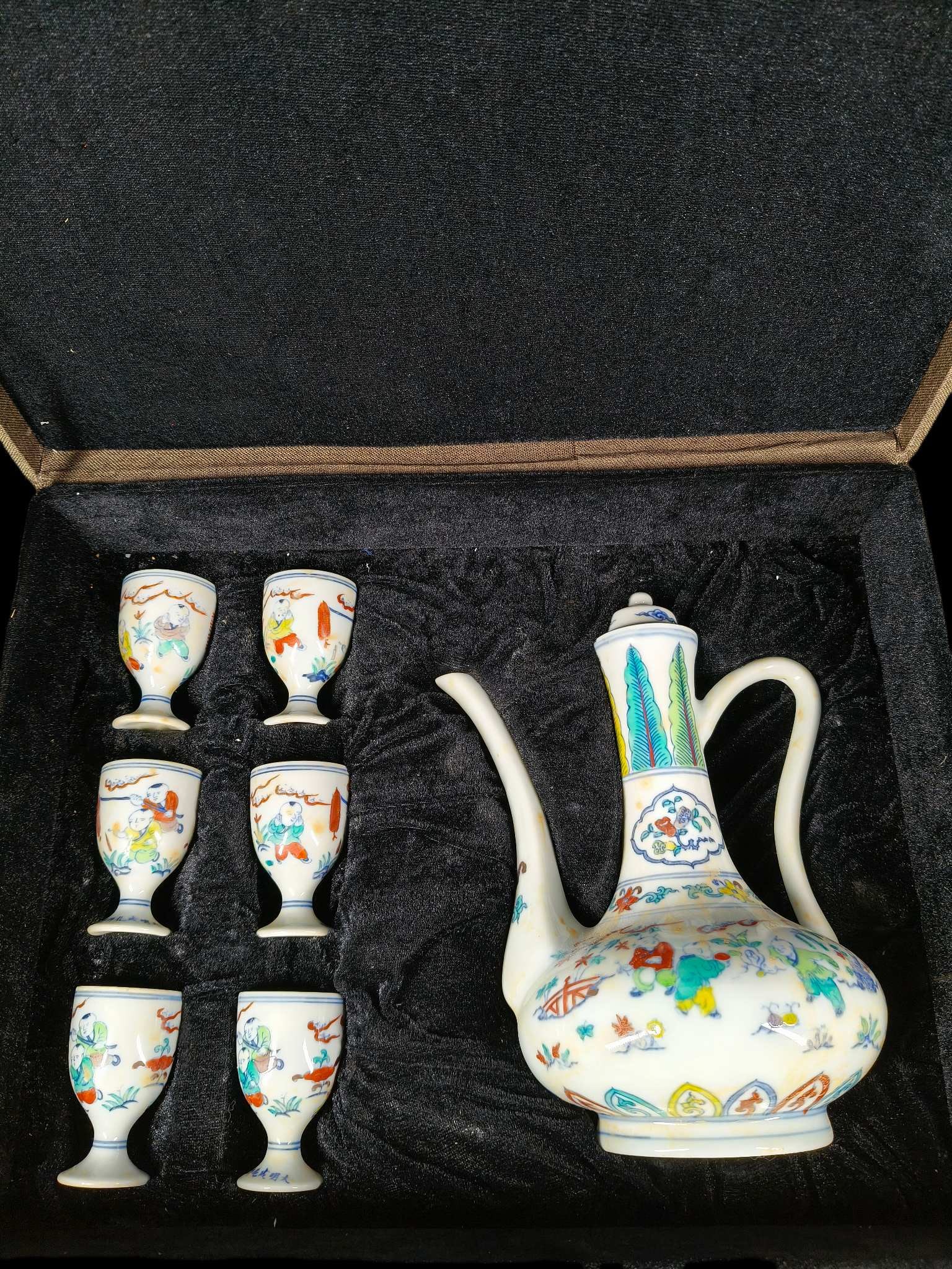 A set of Ming Dynasty Chenghua period thin-walled doucai wine vessels with children playing: Pot: 22.5 x 18 cm; Wine glass: 6.5 x 4.2 cm Provenance:A notable private collector in Kensington, London, United Kingdom. Our cooperative logistics services provider expertly handles both domestic and