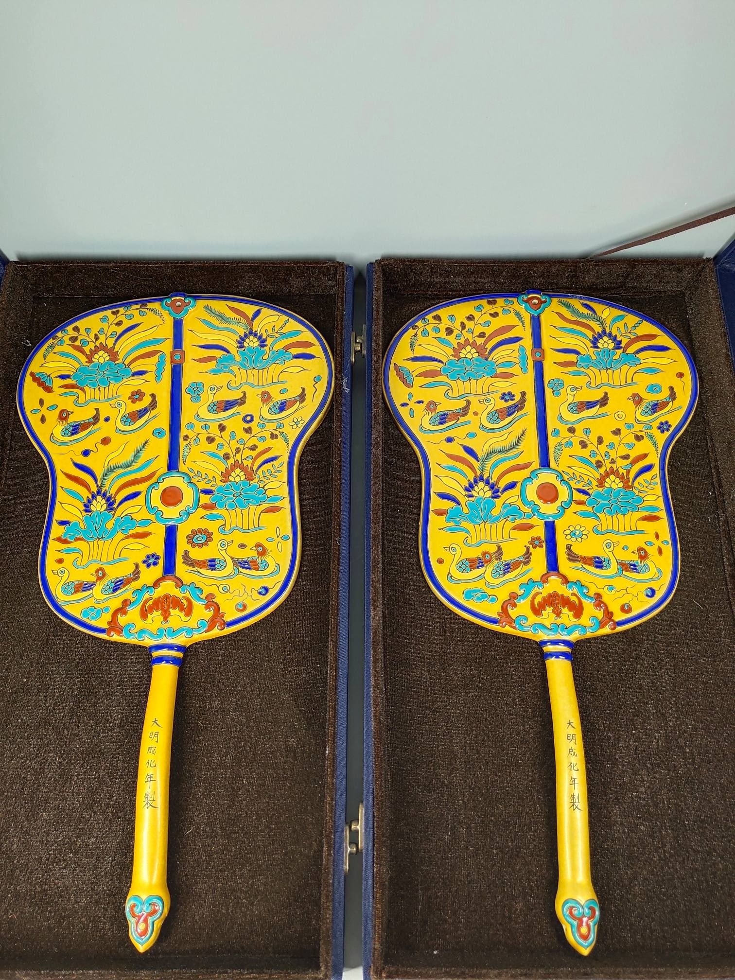 A pair of gold-ground plain tricolor fans with mandarin duck design from the Chenghua period of the (1 of 8)