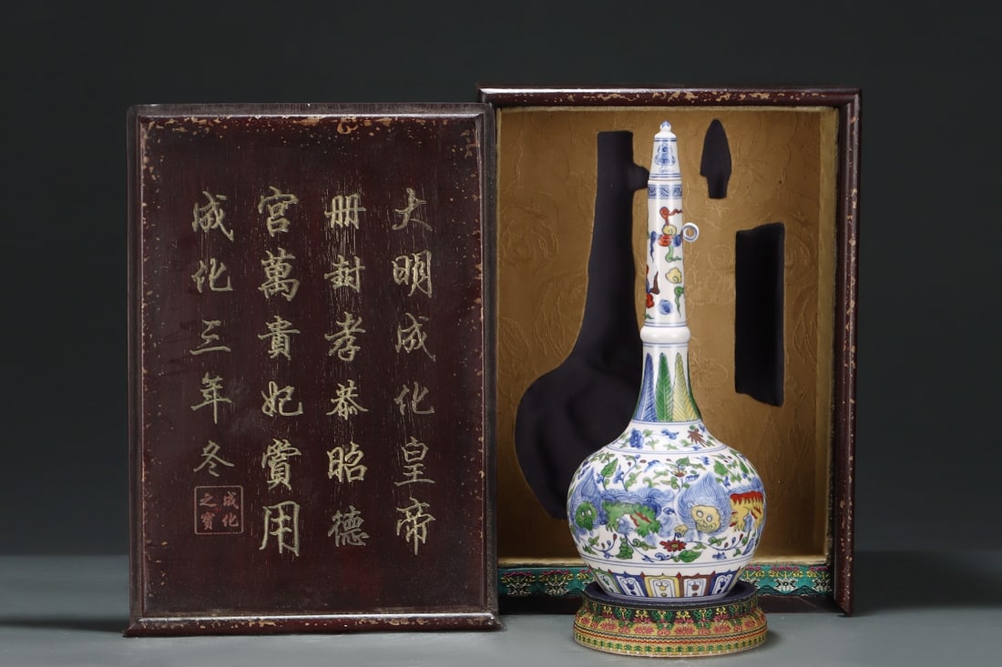 A Ming dynasty Chenghua period doucai (enamel overglaze) long-necked vase with a design of: Dimensions: Height: 30.5 cm; Diameter: 23 cm Provenance:A notable private collector in Kensington, London, United Kingdom. Our cooperative logistics services provider expertly handles both domestic an