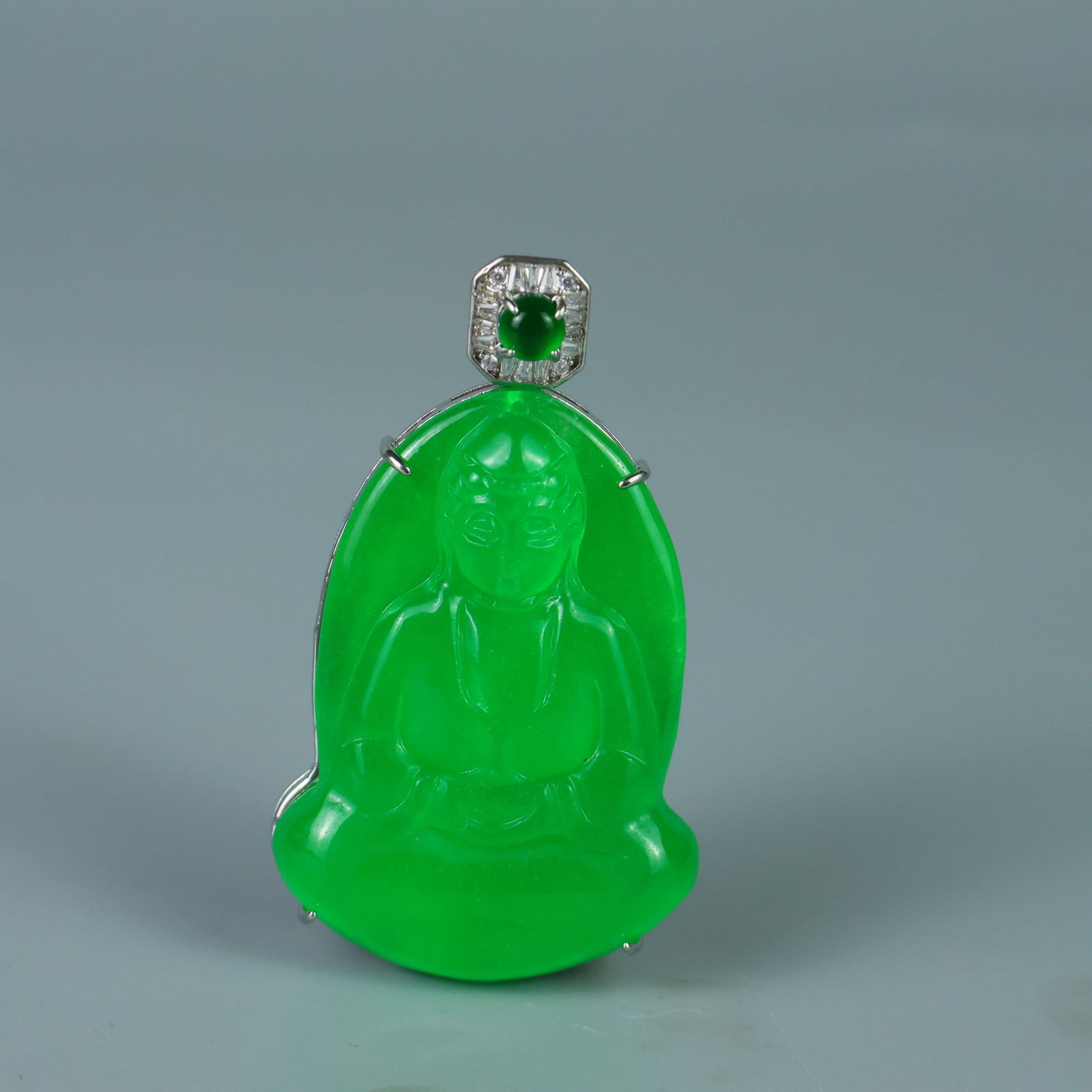 Perfect high-quality ice-colored exquisitely crafted Guanyin: This exquisitely crafted Guanyin statue features a pure, rich, clean, and translucent base with strong fluorescence and exceptional rigidity. Its icy, translucent appearance and exceptional tactile qu