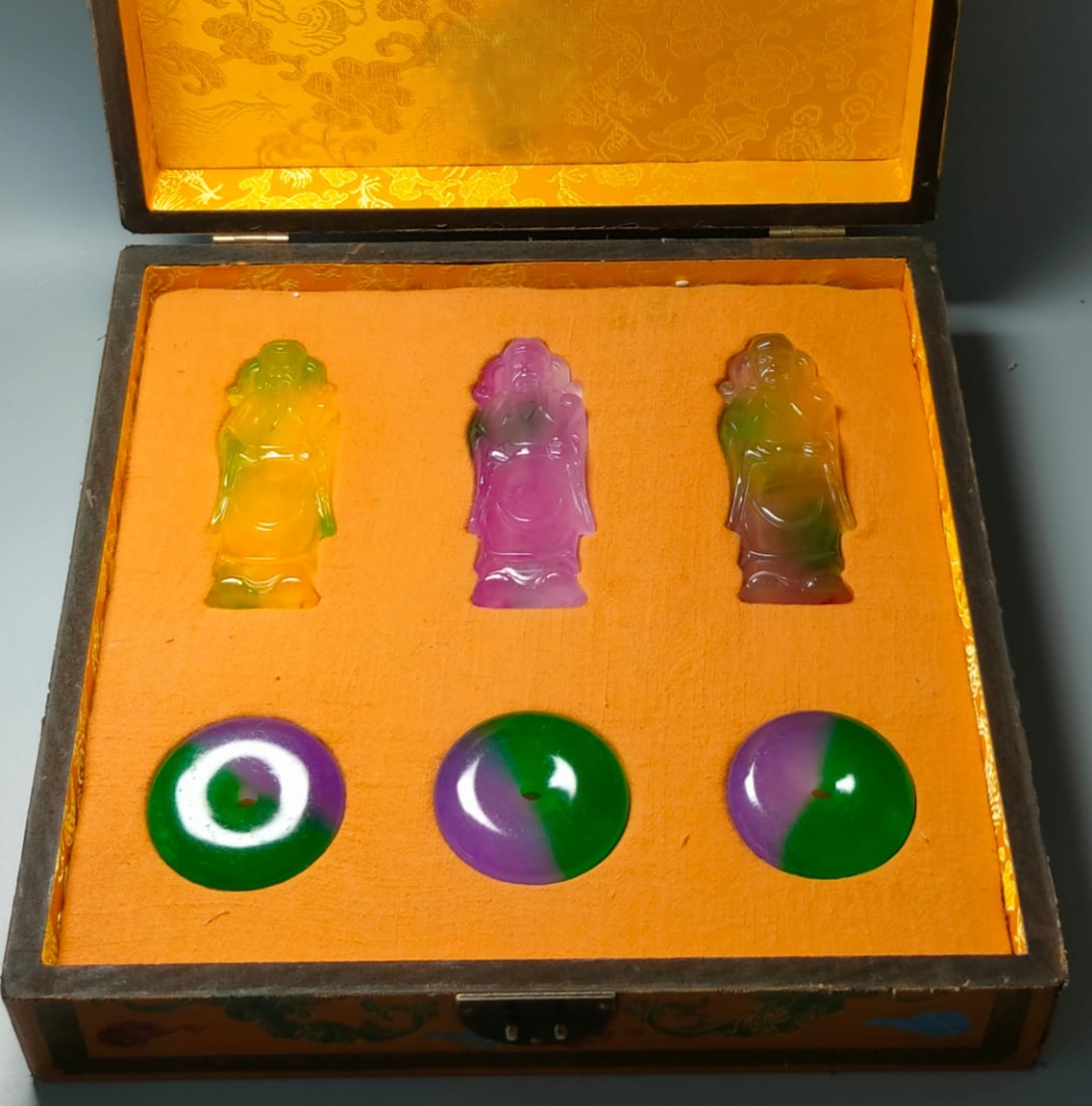 Top-grade icy jadeite plaque in a nanmu wood box (for imperial use) (1 of 9)