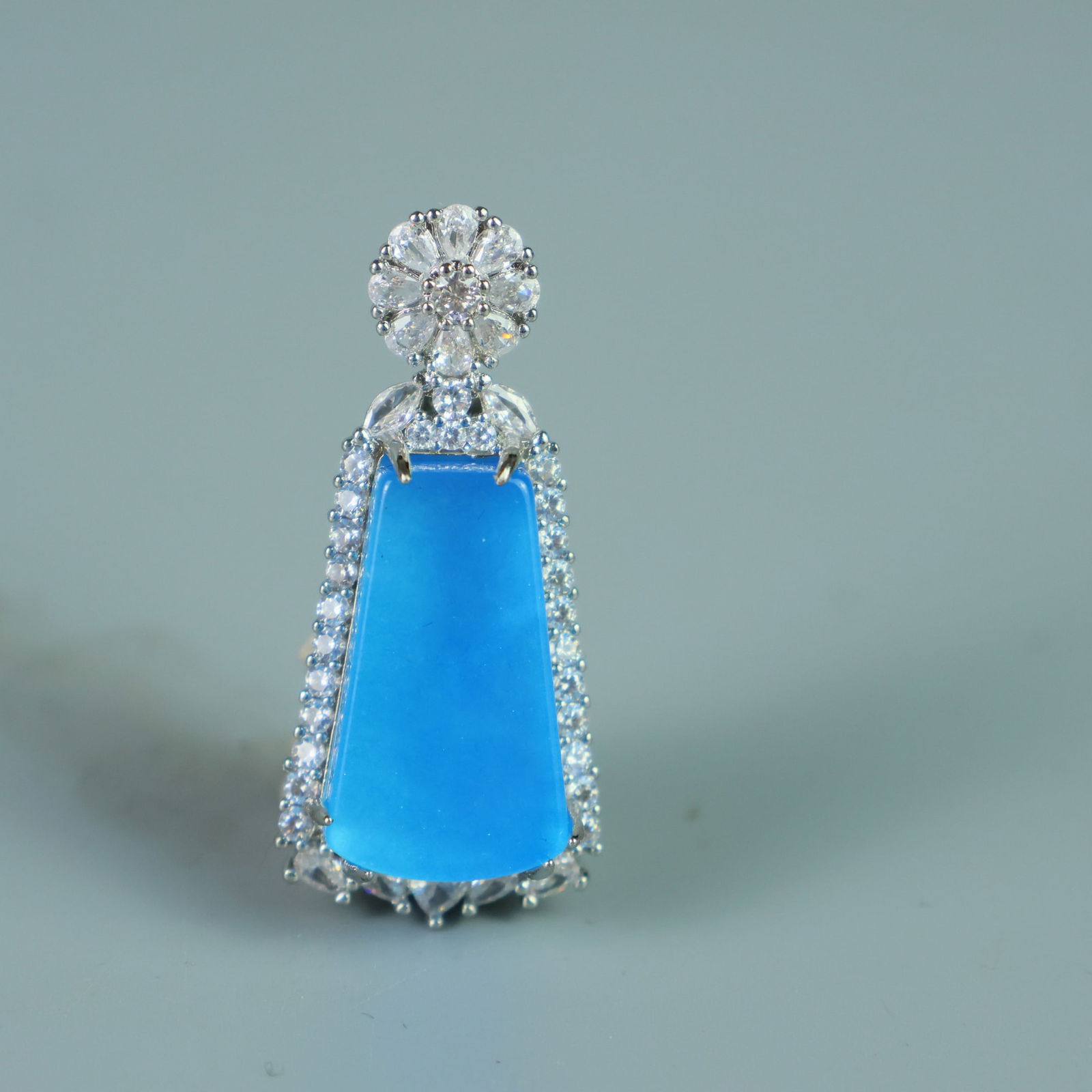 Perfect high-ice fine craftsmanship inlaid pendant: This perfectly crafted, high-grade icy jadeite pendant features a pure, rich, clean, and transparent base with strong fluorescence and excellent rigidity. Its icy, translucent appearance and exception