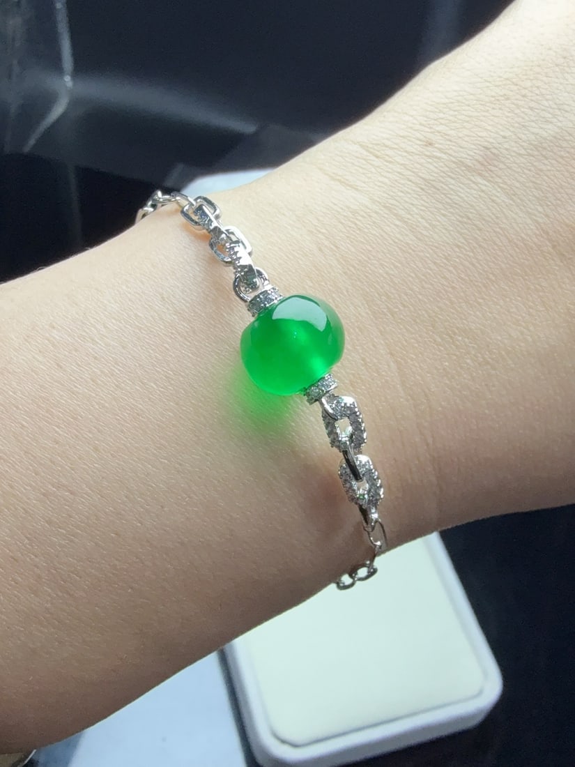 A 925 quartz jadeite bracelet with a full green hue. (1 of 9)