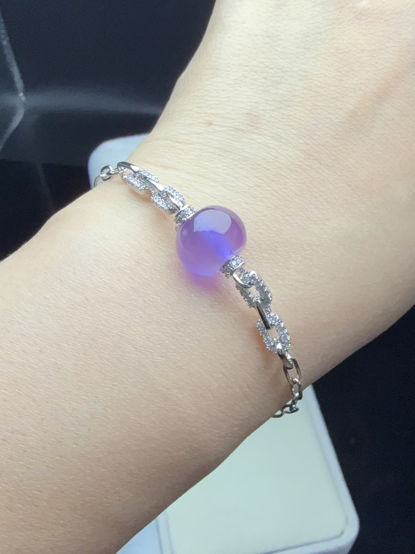 A 925 xiangya jadeite icy variety set in a "bracelet". (1 of 9)