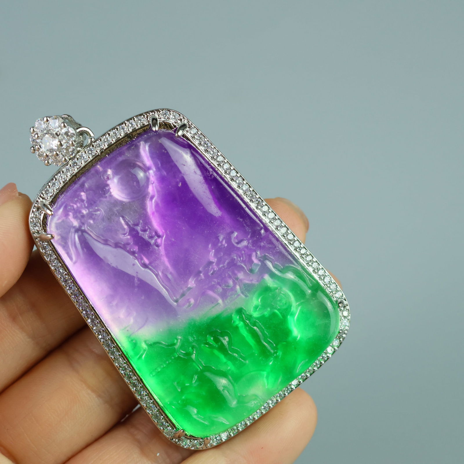 Jadeite Icy Violet "Leaves, Golden Branches and Jade Leaves" Pendant: This jadeite pendant, made of icy violet jade and featuring the motif of "leaves and golden branches," is translucent and lustrous, with a fine texture, exquisite carving, and a full, thick, and flawl