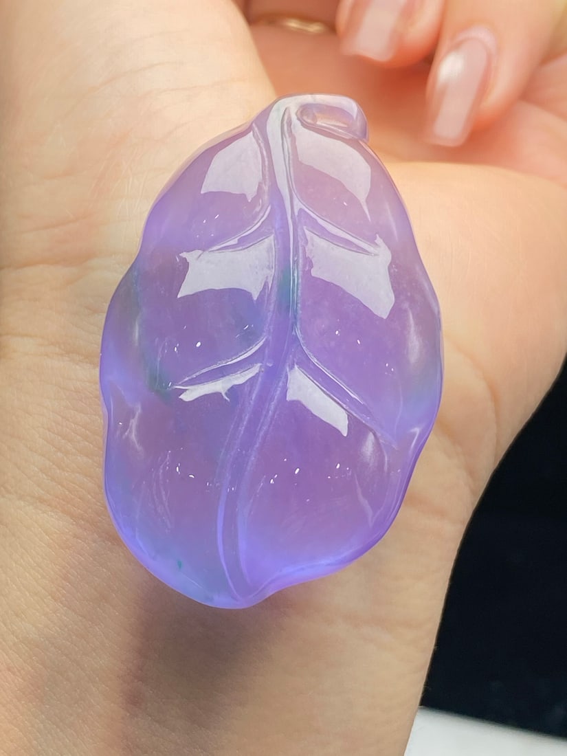 Jadeite Icy Violet "Leaves, Golden Branches and Jade Leaves" Pendant: This jadeite pendant, made of icy violet jade and featuring the motif of "leaves and golden branches," is translucent and lustrous, with a fine texture, exquisite carving, and a full, thick, and flawl