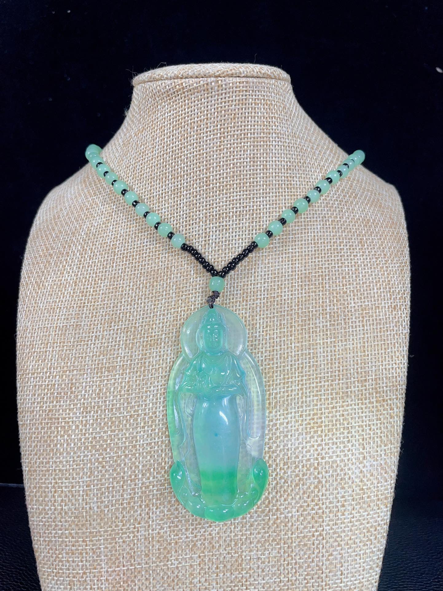 High-grade icy jadeite pendant with fluorescence (1 of 8)