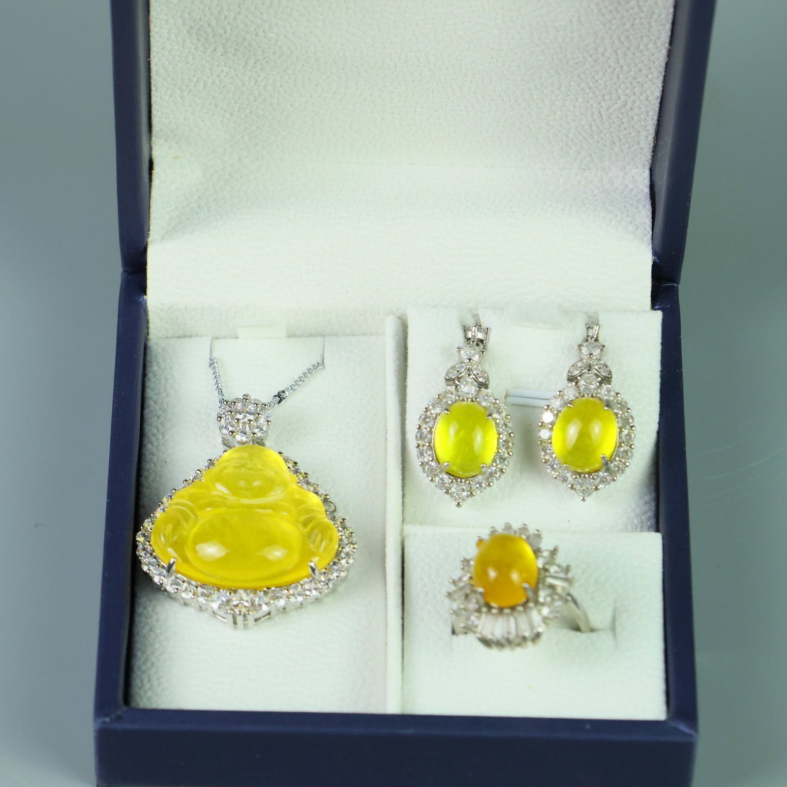 Perfect high-ice fine craftsmanship inlaid three-piece set: This perfect high-grade icy jadeite three-piece set features a pure, rich, clean, and transparent base with strong fluorescence, excellent rigidity, and a bright, icy luster. It is a true icy jadeite