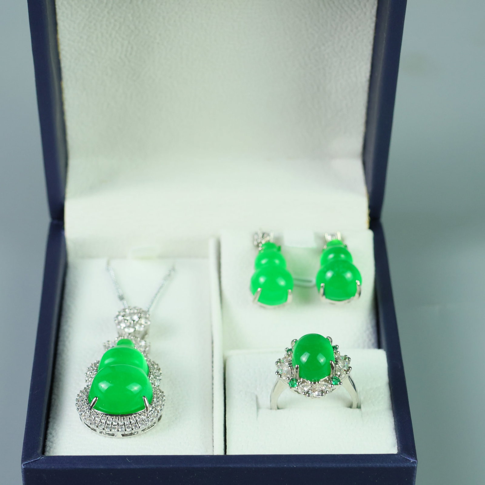 Perfect high-ice fine craftsmanship inlaid three-piece set: This perfect high-grade icy jadeite three-piece set features a pure, rich, clean, and transparent base with strong fluorescence, excellent rigidity, and a bright, icy luster. It is a true icy jadeite
