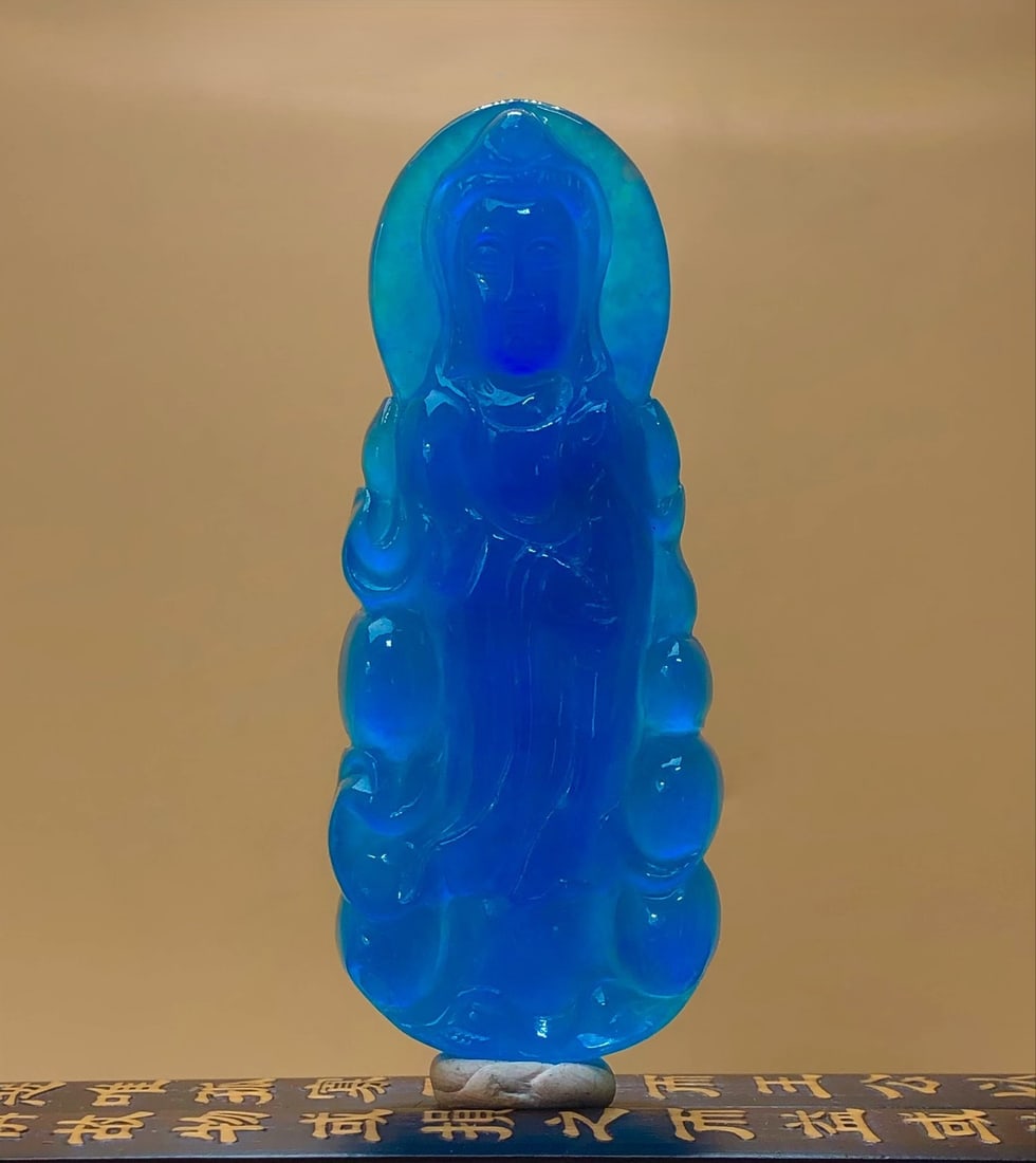 High-ice ocean blue jade Guanyin pendant: This is a high-quality, ocean-blue jadeite Guanyin pendant. It is finely carved with a beautiful face, made from superior material. The jadeite is icy and translucent, with a full, clear color and a r