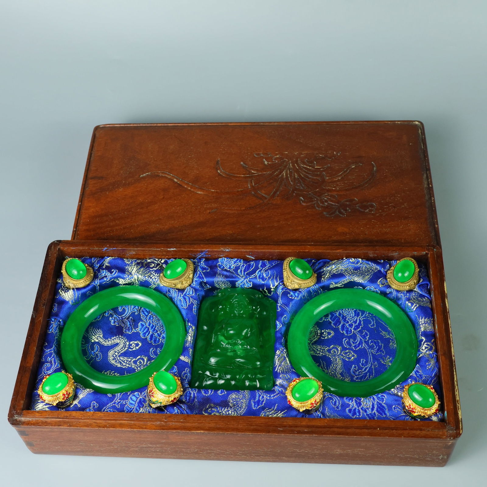 Perfect high-quality ice-crystal carved box set: This perfectly crafted, high-quality ice jadeite set features a pure, rich, clean, and translucent base with strong fluorescence and exceptional rigidity. Its icy, translucent appearance and exception