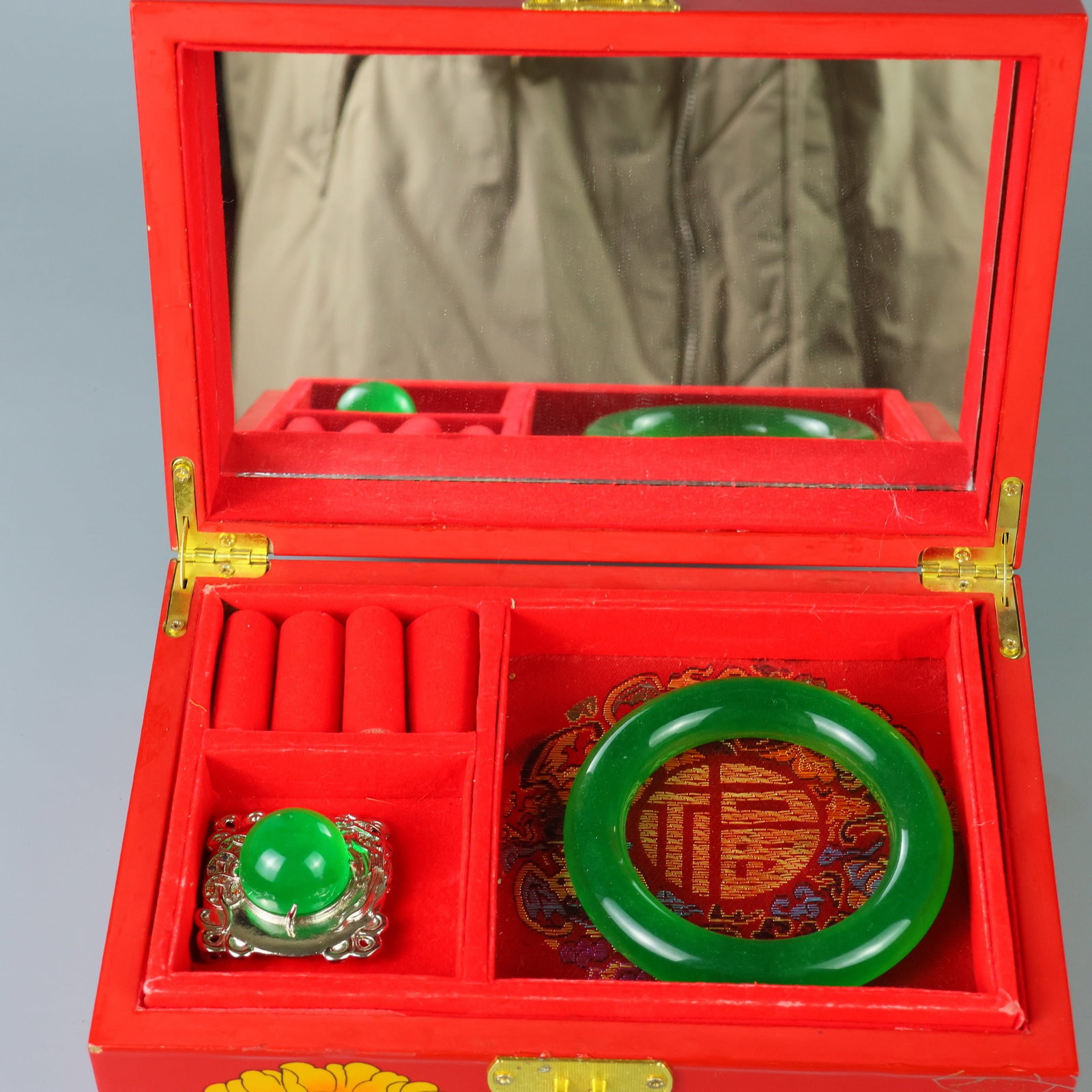 Perfect high-quality ice-crystal carved box set: This perfectly crafted, high-quality ice jadeite set features a pure, rich, clean, and translucent base with strong fluorescence and exceptional rigidity. Its icy, translucent appearance and exception