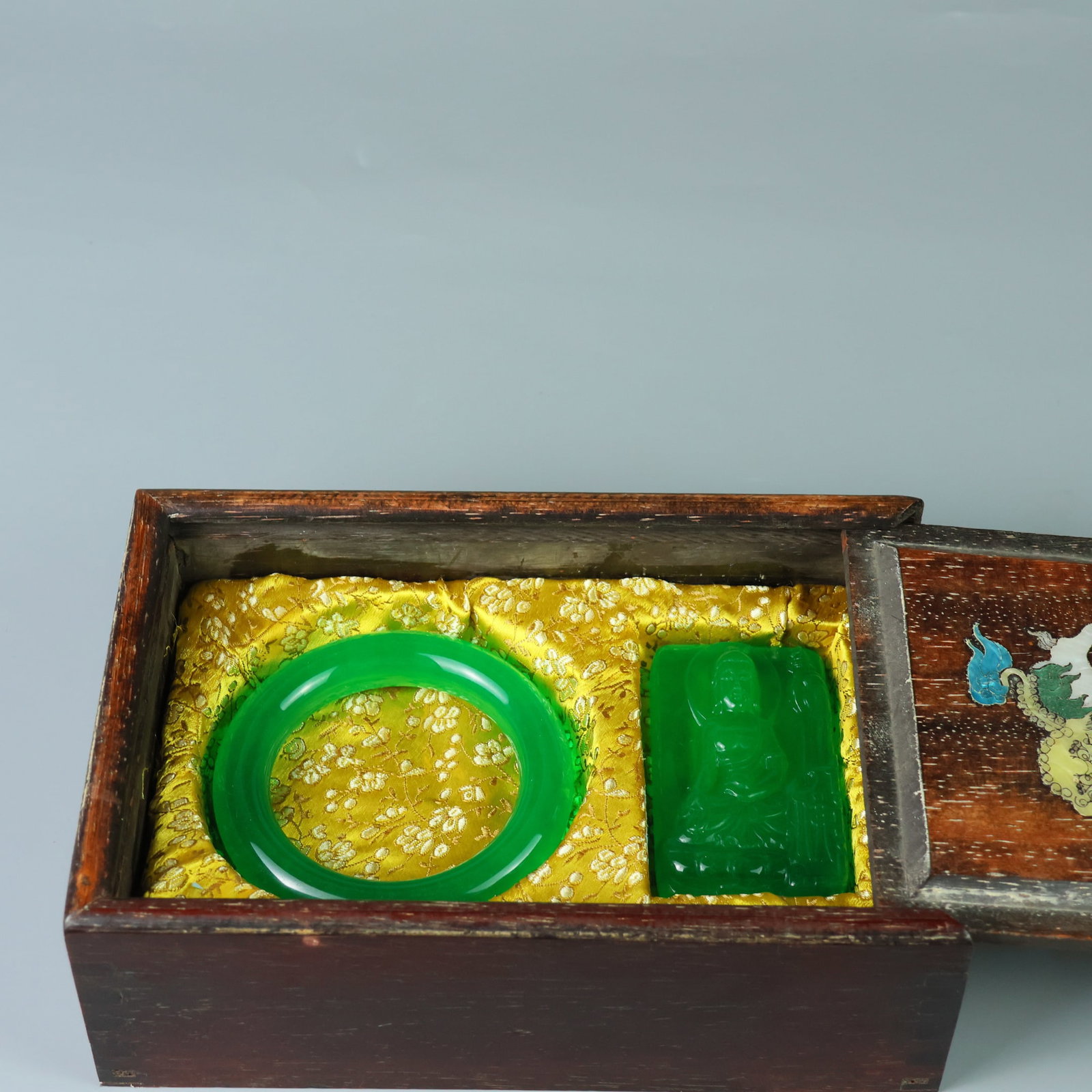 Perfect high-quality ice-crystal carved box set: This perfectly crafted, high-quality ice jadeite set features a pure, rich, clean, and translucent base with strong fluorescence and exceptional rigidity. Its icy, translucent appearance and exception