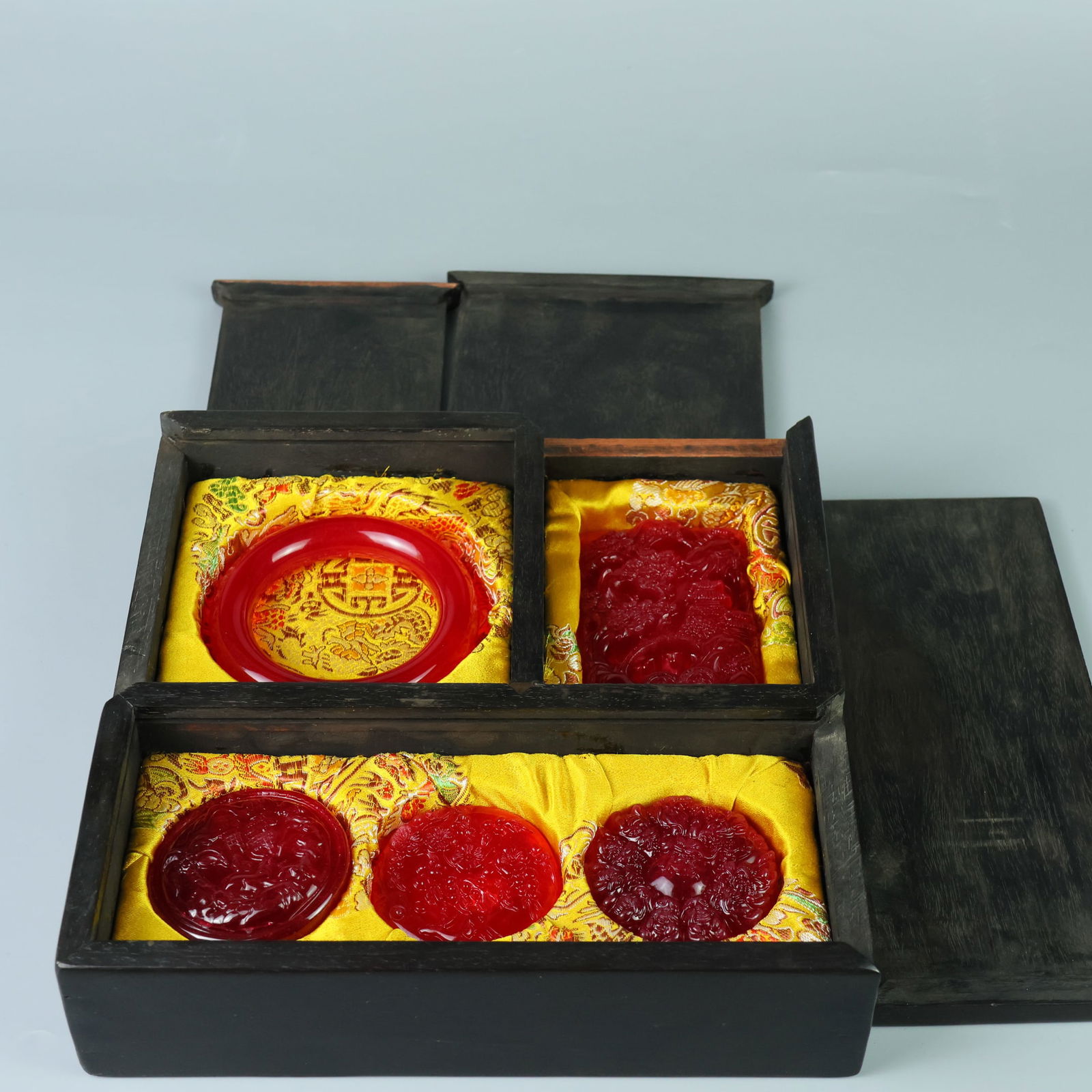 Perfect high-quality ice-crystal carved box set: This perfectly crafted, high-quality ice jadeite set features a pure, rich, clean, and translucent base with strong fluorescence and exceptional rigidity. Its icy, translucent appearance and exception