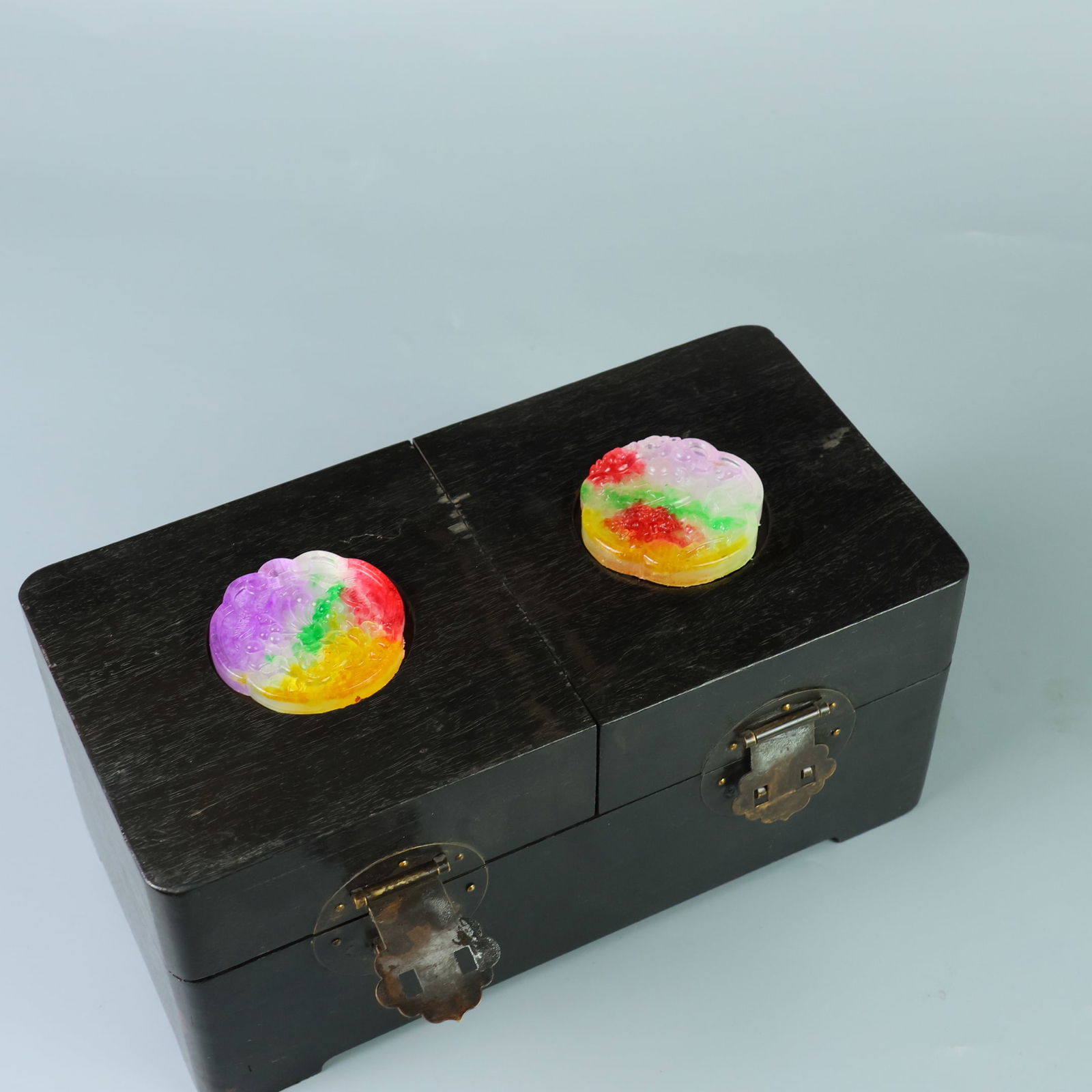 Perfect high-quality ice-crystal carved box set: This perfectly crafted, high-quality ice jadeite set features a pure, rich, clean, and translucent base with strong fluorescence and exceptional rigidity. Its icy, translucent appearance and exception