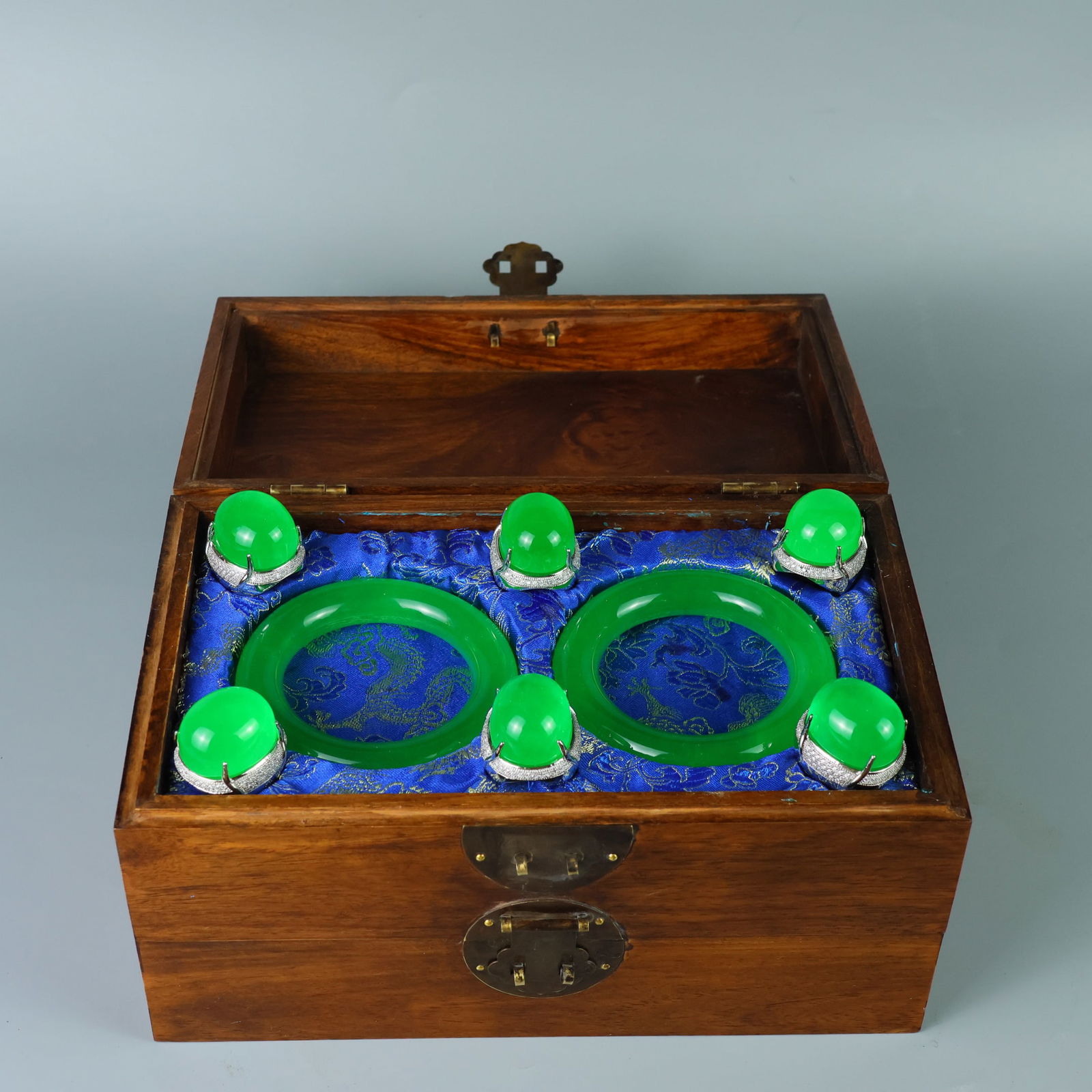 Perfect high-quality ice-crystal carved box set: This perfectly crafted, high-quality ice jadeite set features a pure, rich, clean, and translucent base with strong fluorescence and exceptional rigidity. Its icy, translucent appearance and exception