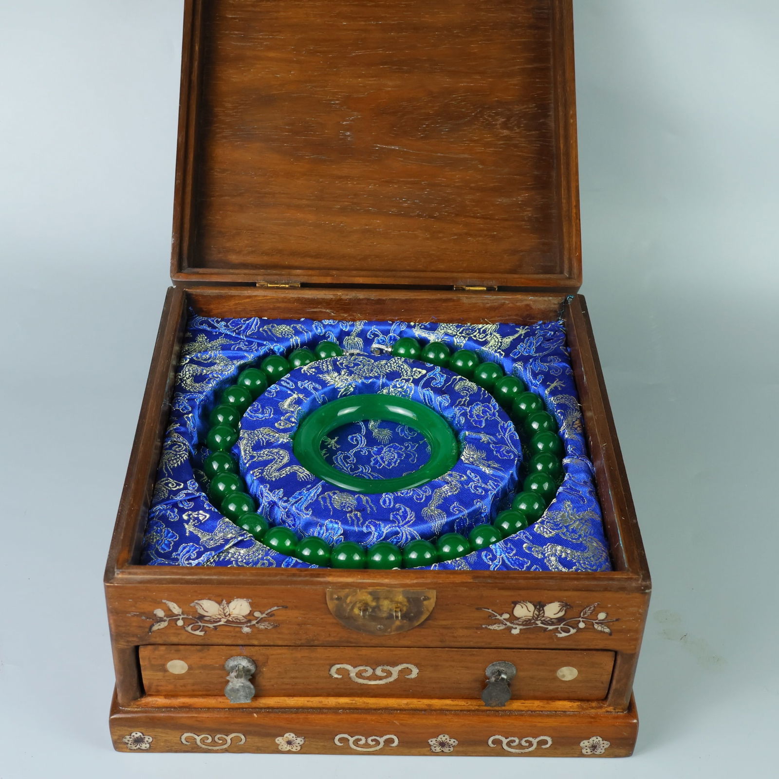 Perfect high-quality ice-crystal carved box set: This perfectly crafted, high-quality ice jadeite set features a pure, rich, clean, and translucent base with strong fluorescence and exceptional rigidity. Its icy, translucent appearance and exception