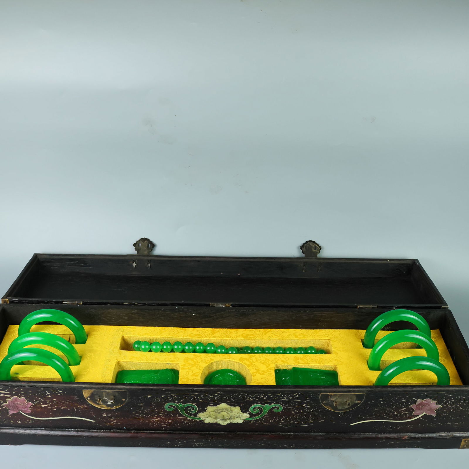 Perfect high-quality ice-crystal carved box set: This perfectly crafted, high-quality ice jadeite set features a pure, rich, clean, and translucent base with strong fluorescence and exceptional rigidity. Its icy, translucent appearance and exception