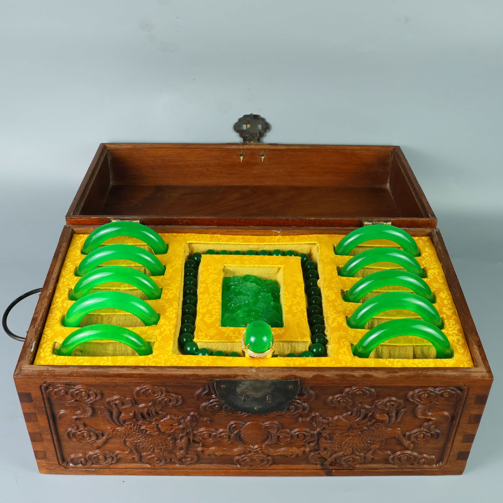 Perfect high-quality ice-crystal carved box set: This perfectly crafted, high-quality ice jadeite set features a pure, rich, clean, and translucent base with strong fluorescence and exceptional rigidity. Its icy, translucent appearance and exception