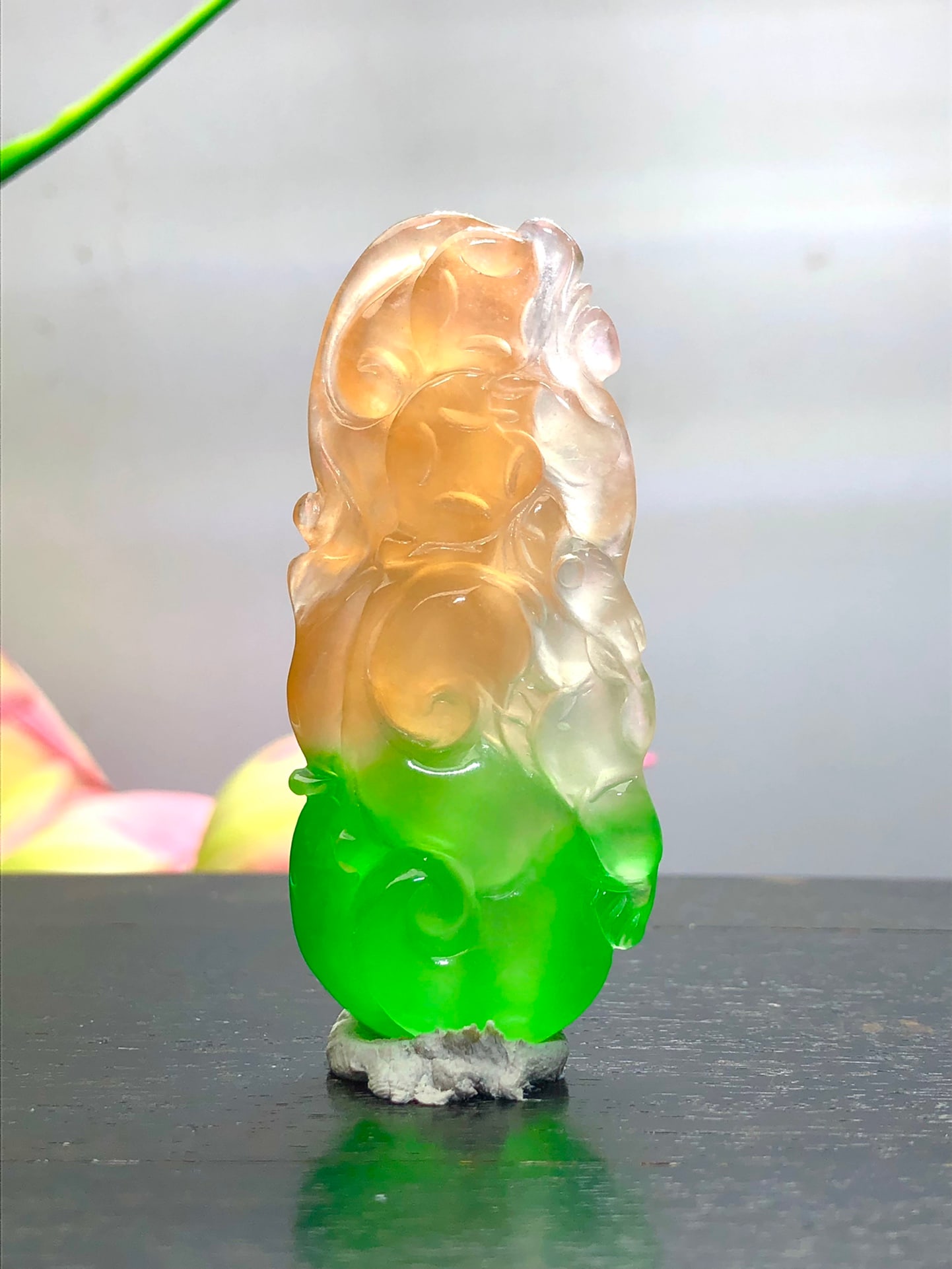 High-quality, multicolored jadeite dragon and ruyi pendant: This high-quality, multi-colored jadeite dragon and ruyi pendant is crafted from superior materials, exhibiting excellent icy texture and oiliness, and is beautiful to wear. Provenance:From a private