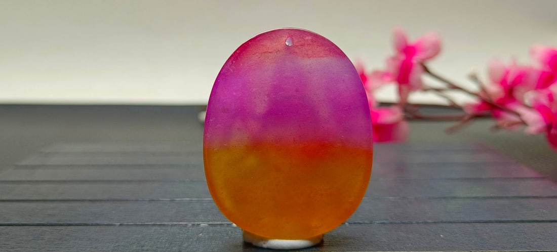 Top-grade Dragon Stone Jadeite Guanyin Pendant: Top-grade dragon stone jadeite Guanyin pendant, carved from a single piece of material, with excellent translucency and is absolutely perfect; it can withstand ultraviolet light. Provenance:Private co