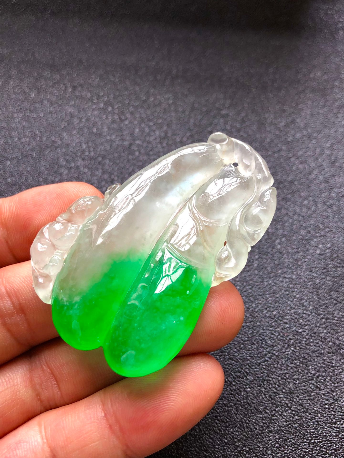 High-quality, high-fluorescence jadeite gourd pendant with auspicious symbolism and good fortune.: This high-quality, highly fluorescent jadeite pendant features a gourd shape, symbolizing good fortune and longevity. The carving is done entirely from superior materials, ensuring a smooth, icy textu