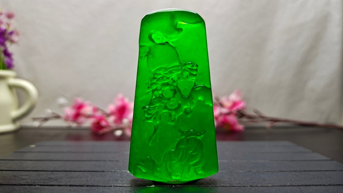 Top-grade dragon stone imperial green extra-large and extra-thick jadeite pendant (1 of 7)
