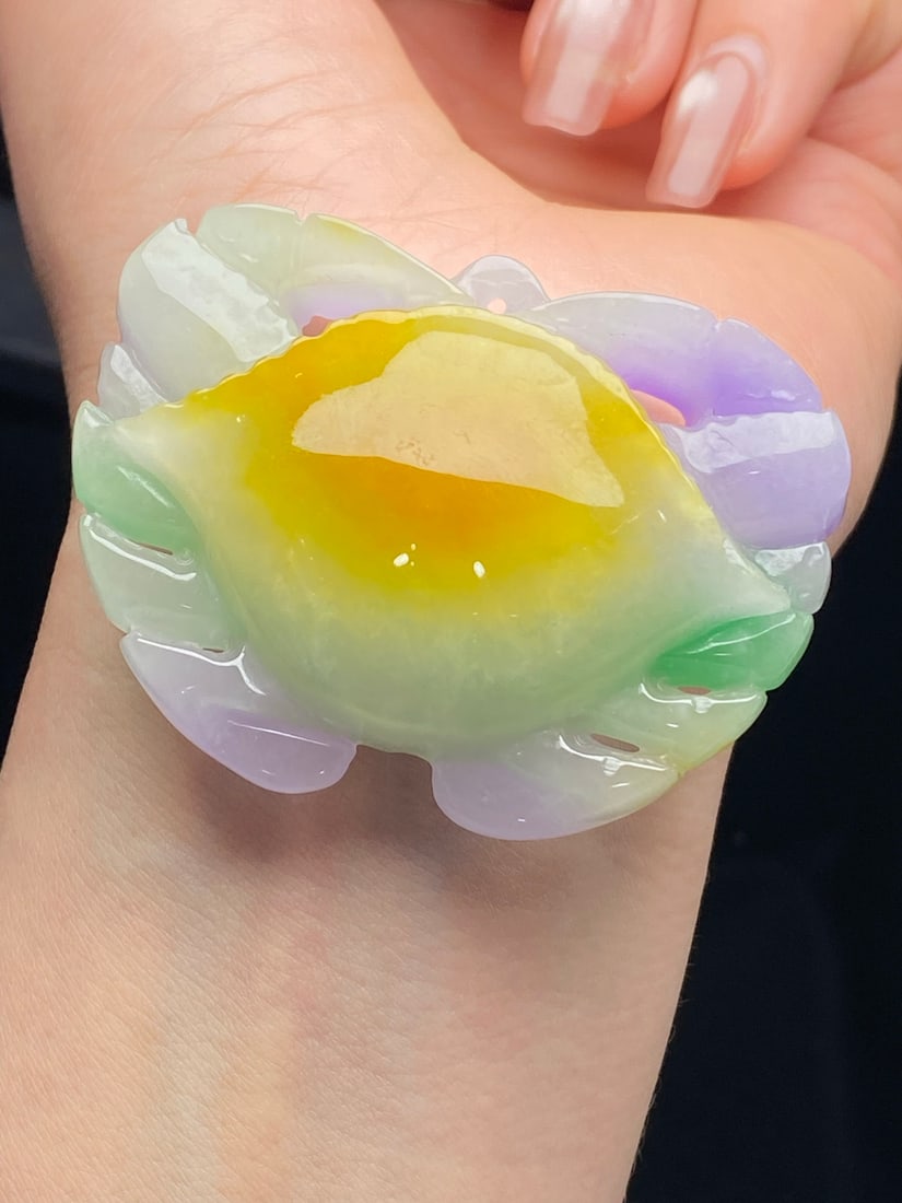 Jadeite, glutinous rice, and yellow jadeite tricolor "crab" pendant: This jadeite "crab" pendant features three colors: icy, translucent, and yellow. It is thick, full, exquisitely crafted, and of superior quality. Provenance:from the collection of George Stopher,