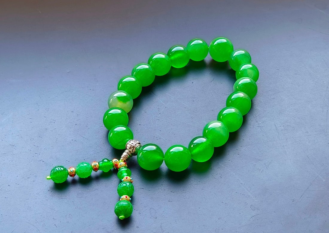 Top-grade dragon stone type imperial green extra-large jadeite eighteen-bead handheld (1 of 8)