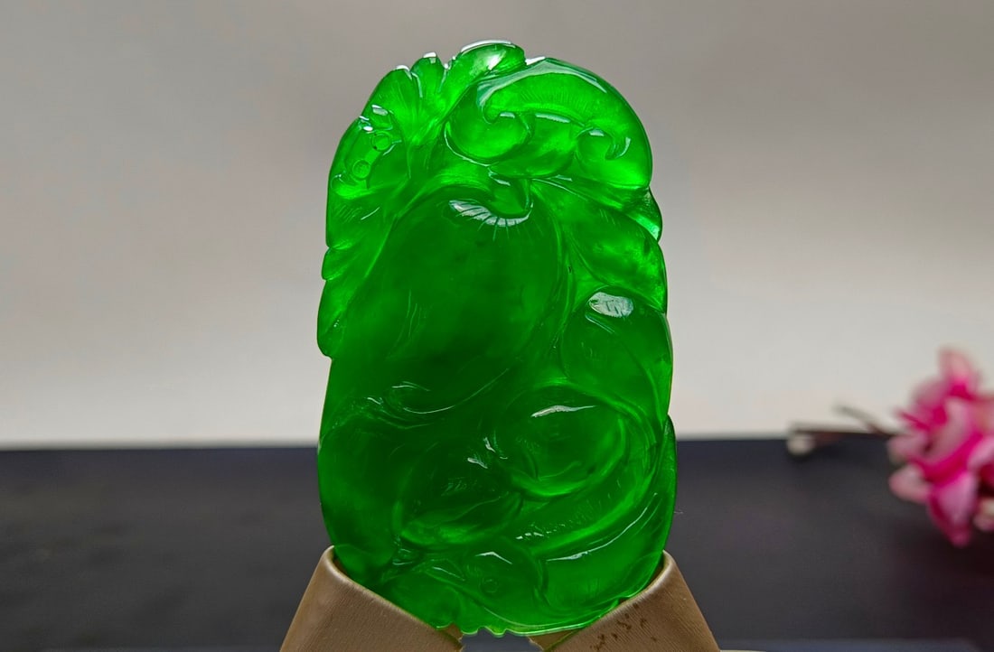 Top-grade dragon stone imperial green jadeite pendant (1 of 7)