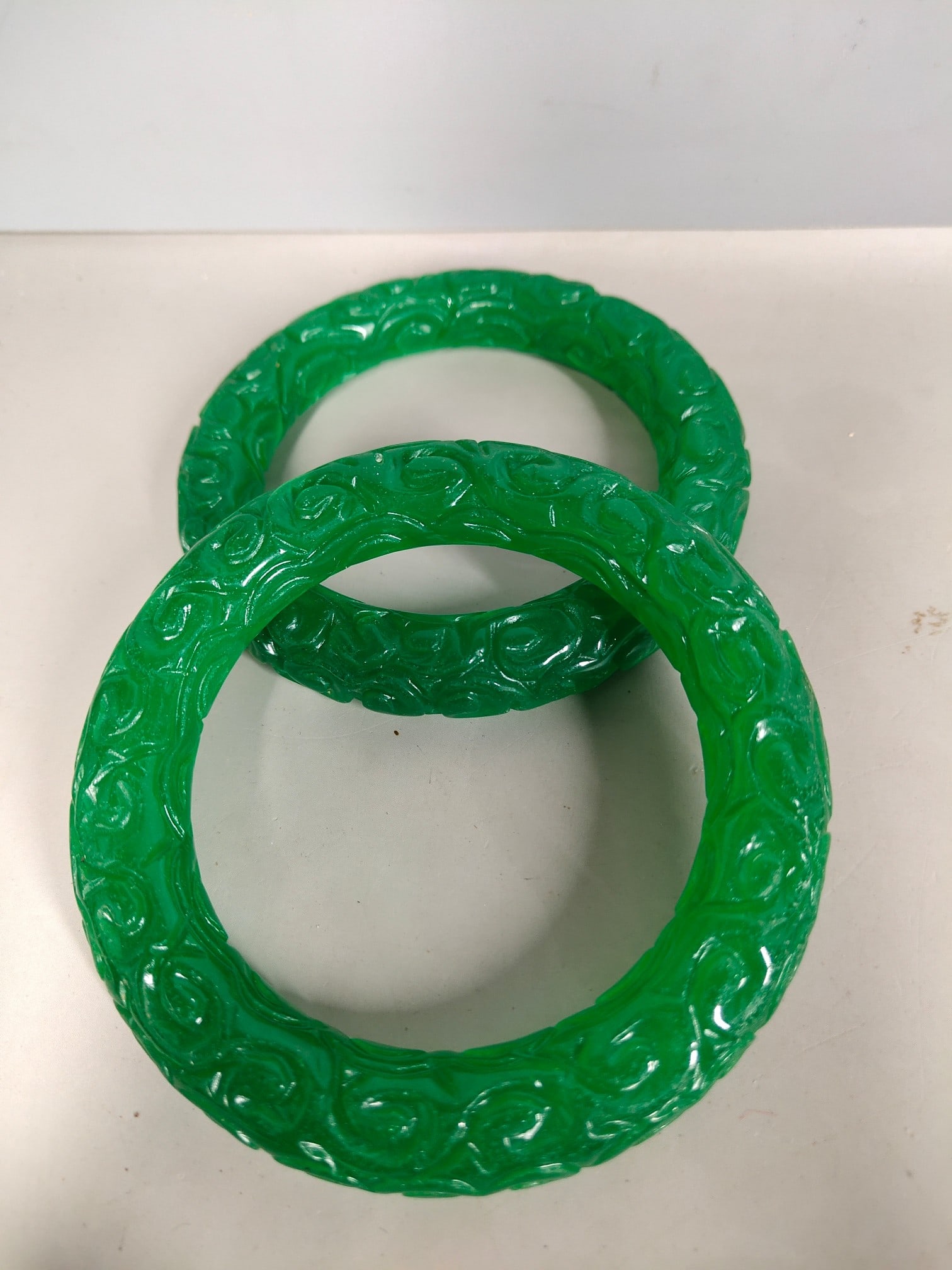 A pair of treasured jadeite bracelets with auspicious cloud motifs (1 of 8)