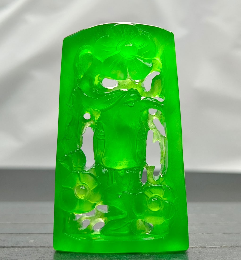 Top-grade dragon stone imperial green extra-large and extra-thick jadeite pendant (1 of 8)