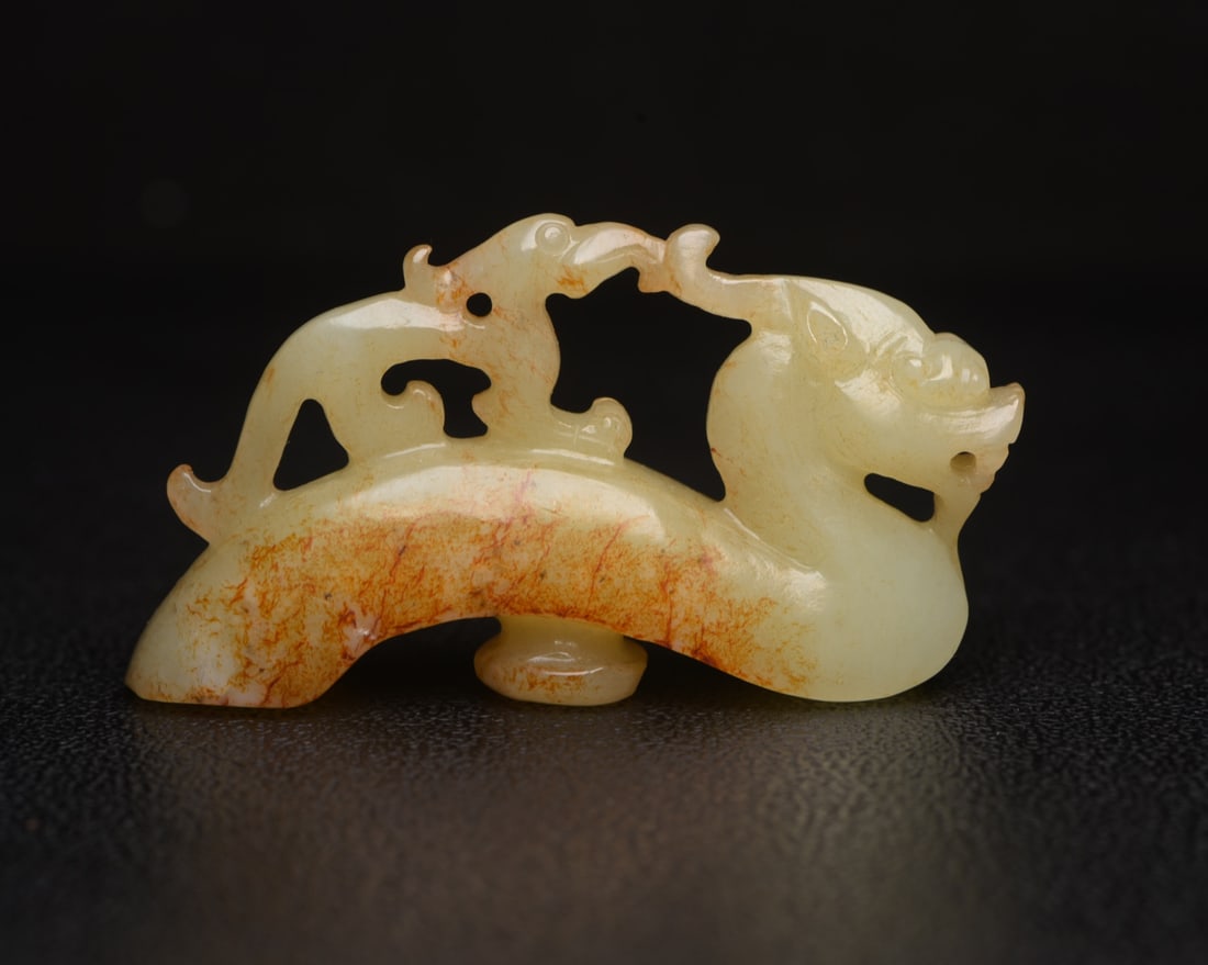 Hotan Yugou: Hetian jade hook dimensions: 7.0 x 4.0 x 1.6 cm, weight 45 g. The jade is delicate and warm, the shape is exquisite and elegant, the carving is superb, and the patina is simple and natural. It has imp