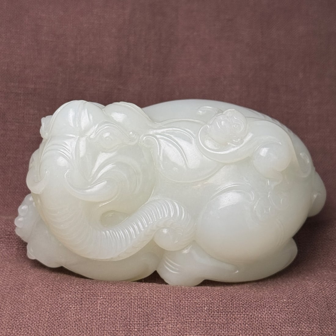 Hetian jade elephant pendant (1 of 9)