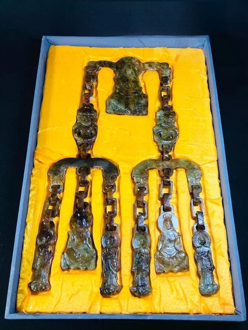 Exquisitely carved ancient jade Guanyin interlocking discs: Exquisitely carved ancient jade Guanyin interlocking disc, formerly from a collection. Dimensions: 40 x 25 x 0.8 cm, Weight: 1600 g Provenance:Private collection from a professor in University of Camb
