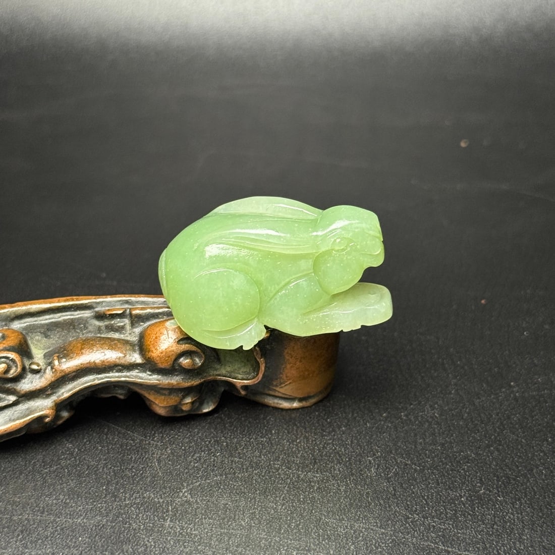 Exquisite Hetian jade rabbit: Exquisite Hetian jade rabbit, made of Hetian green jade. The rabbit is depicted in front of a jade rabbit, with exquisite carving and a warm, lustrous texture. The price has doubled due to the exquisi