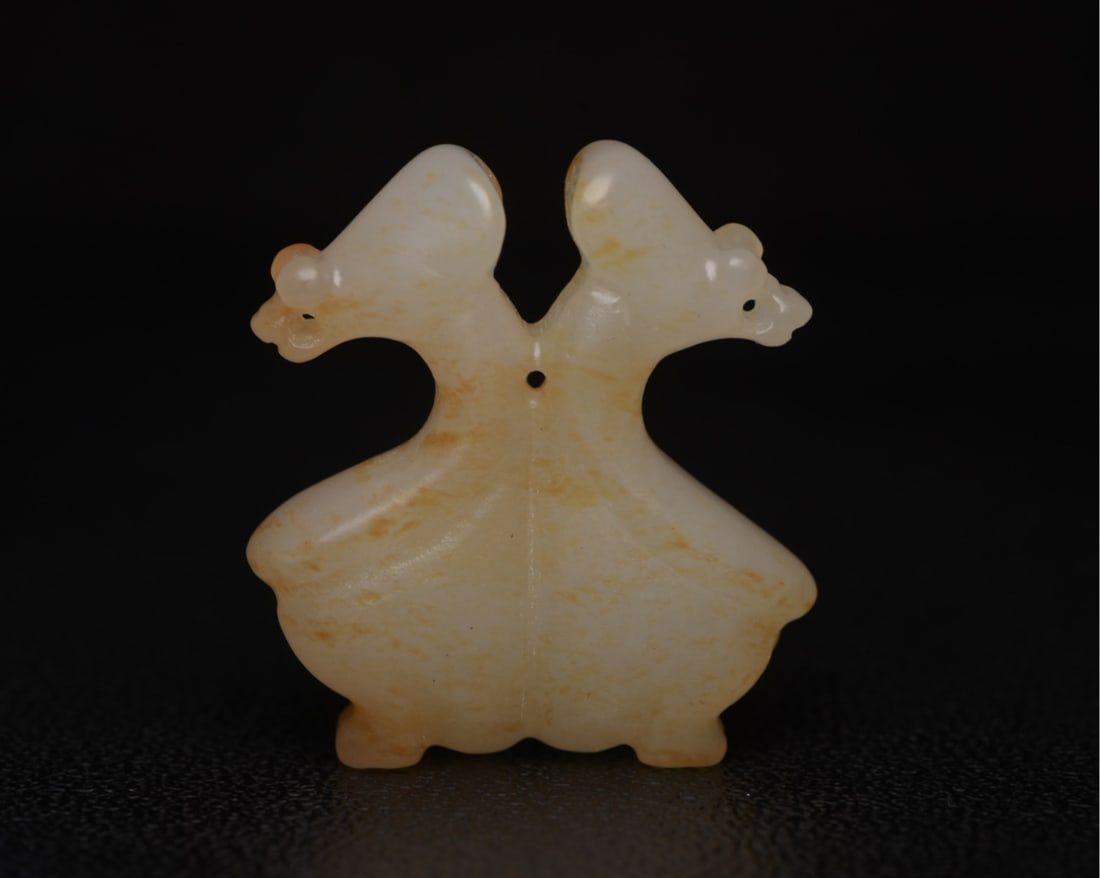 Hotan jade pendant: Hetian jade pendant specifications: 4.4X4.0X1.2CM, weight 32G. The jade is delicate and warm, the shape is exquisite and elegant, the carving is superb, and the patina is simple and natural. It has im