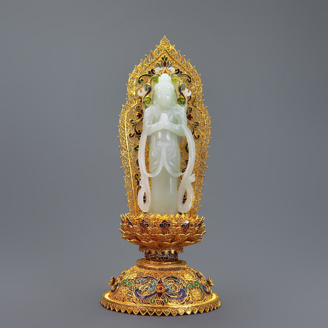 Cloisonne inlaid Hetian jade Guanyin ornament: This is a rare cloisonne inlaid Hetian jade Guanyin statue. The jade is of exquisite quality, with fine texture and a superb appearance. Hetian jade Guanyin statue: Height: 26.5cm, Width: 11cm, Weight