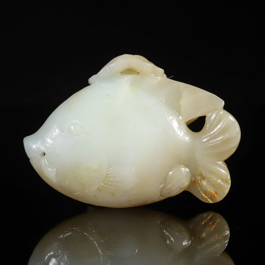 Hotan jade fish: The old Hetian jade fish weighs 179g, is 9.3cm long, 6.7cm wide, and 2.4cm thick. Provenance:A notable private collector in Kensington, London, United Kingdom. Our cooperative logistics services provi
