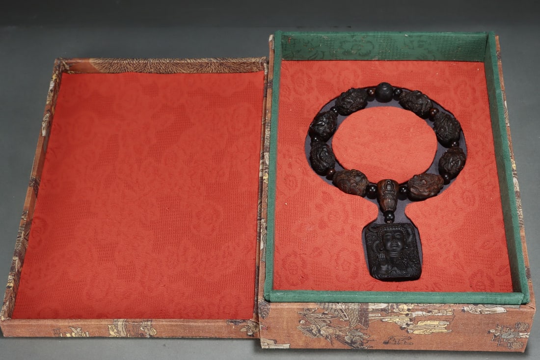 A piece of agarwood from a former imperial collection, holding a Buddha statue.: A piece of agarwood from a former imperial collection, depicting a Buddha statue. Dimensions: Length: 3 cm, Width: 2.7 cm, Height: 4 cm Provenance:An old private collection in Scotland, United Kingdom