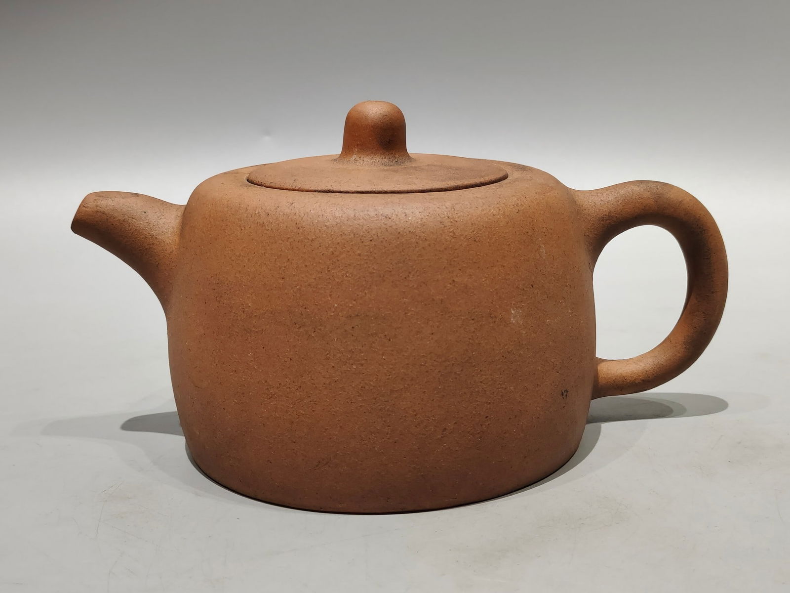 A treasured antique purple clay teapot, made in an old kiln with the inscription "Da Bin" on the: A rare and well-preserved antique Zisha teapot, made in an old kiln with the inscription "Da Bin" on the bottom. Dimensions: 21 x 12 cm. Provenance:A notable private collector in Kensington, London, U