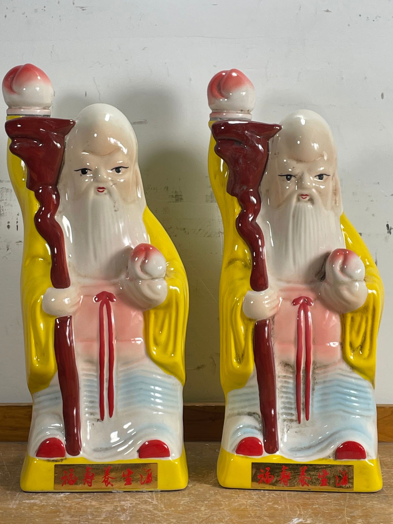 Treasured Longevity and Health Wine from the Republican Era: A rare health-preserving wine from the Republic of China era, measuring 40 x 17 x 14 cm and weighing 4.5 kg. Provenance:The Property of a Gentleman in Hampshire, United Kingdom, acquired in the 1990s.